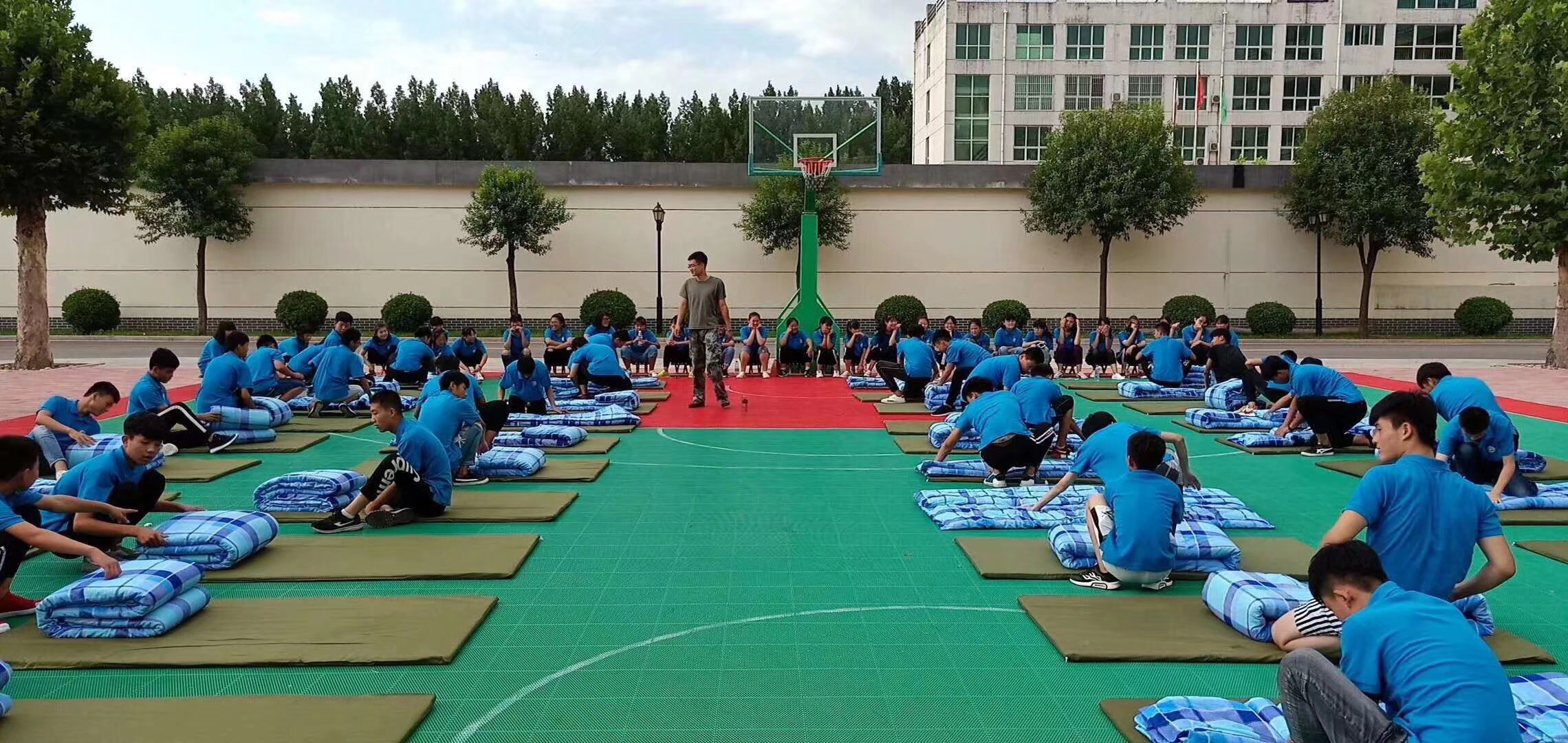 组织学生学习叠军被